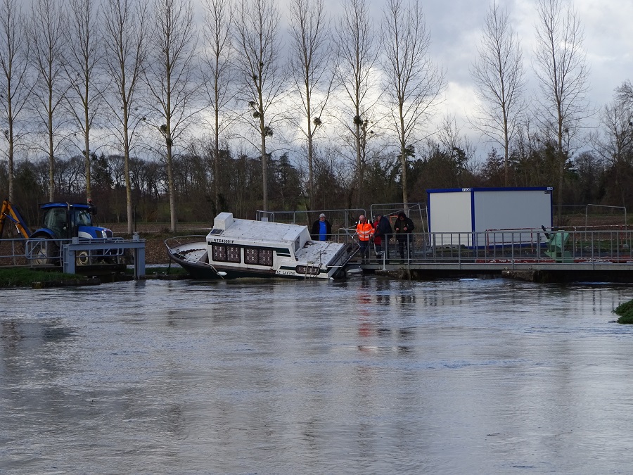 Enlèvement d'un bateau échoué au barrage du Marais Pin