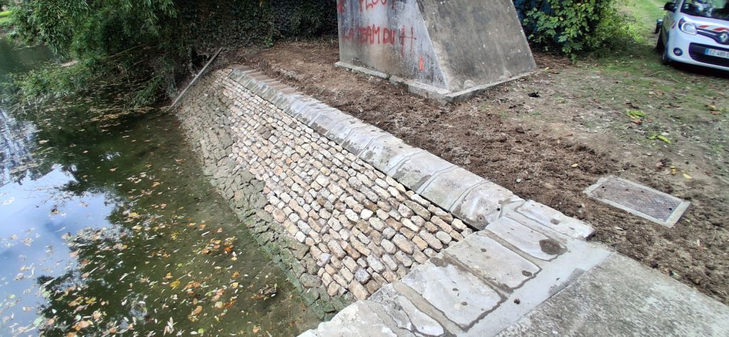 Restauration du perré du barrage de la Tiffardière
