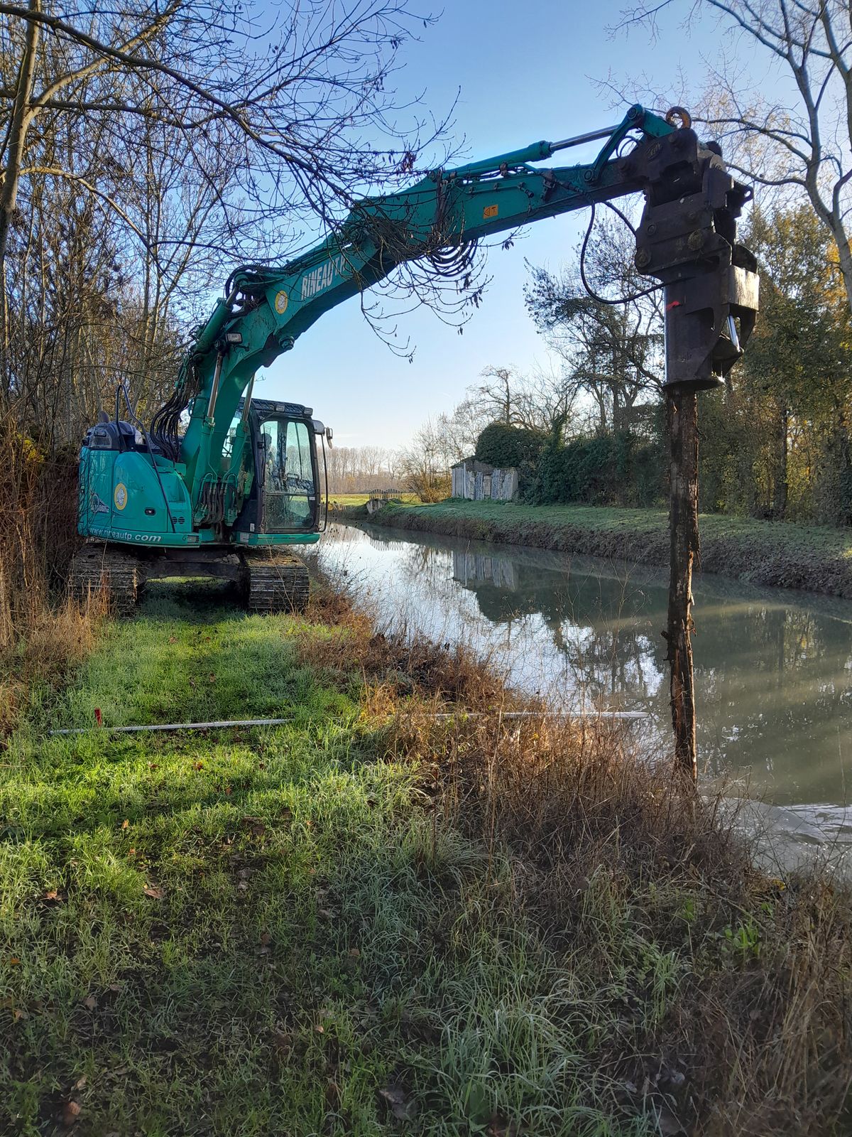 Travaux de confortement de berge à Saint Sigismond