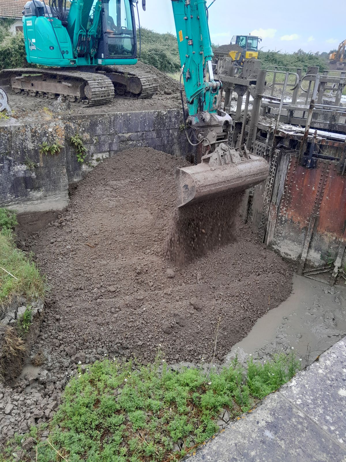Travaux d'am&eacute;nagement d'une digue sas d'une &eacute;cluse au lieu dit Les Enfreneaux