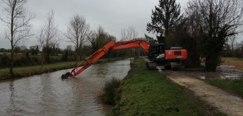 Désenvasement du canal du Mignon à Mauzé