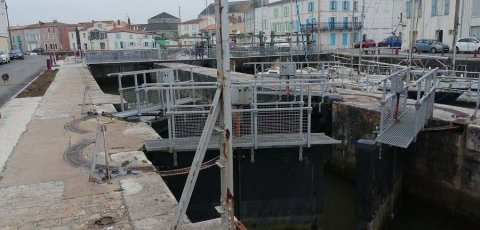 Désenvasement et entretien de lécluse du Carreau dOr à Marans