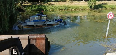 Régulation des végétaux indigènes sur le canal du Mignon à Mauzé