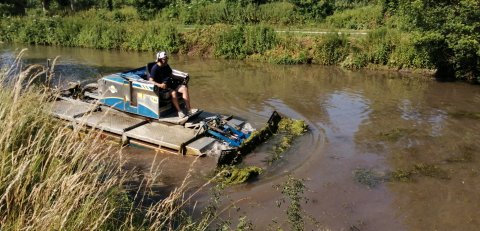 Intervention sur la végétation aquatique sur le canal du Mignon à Mauzé