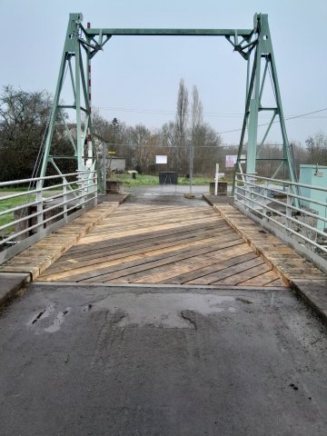 R&eacute;paration du pont-levis de Bazoin-Mignon (La Ronde 17)