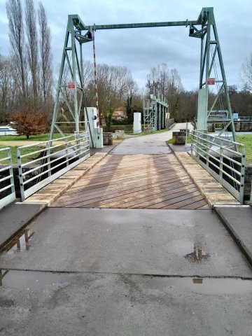 R&eacute;paration du pont-levis de La Sotterie (Coulon, 79)