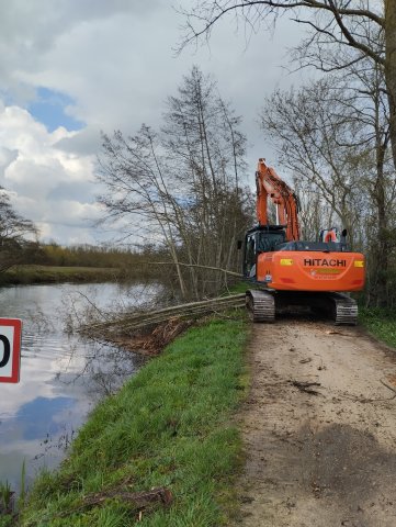 Travaux d�&eacute;lagage en bord de S&egrave;vre niortaise &agrave; Magn&eacute; 