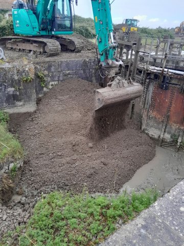 Travaux d'am&eacute;nagement d'une digue sas d'une &eacute;cluse au lieu dit Les Enfreneaux