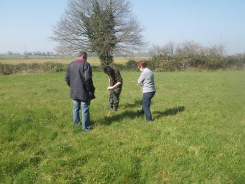 Démonstration : réalisation dun sondage pédologique dans une prairie (commune d'Ardin 79)