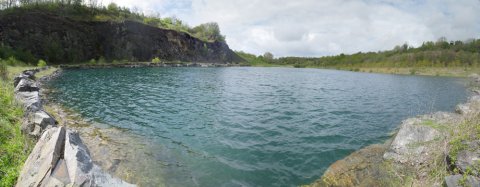 Plan d'eau sur un ancien site de carrière (Exireuil 79)